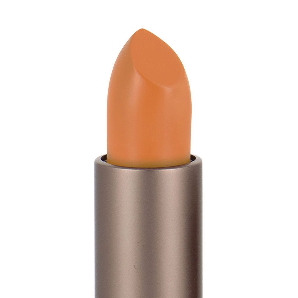 Gros plan sur un rouge à lèvres orange. Étui métallique. Pointe du rouge à lèvres en forme de cône biseauté.