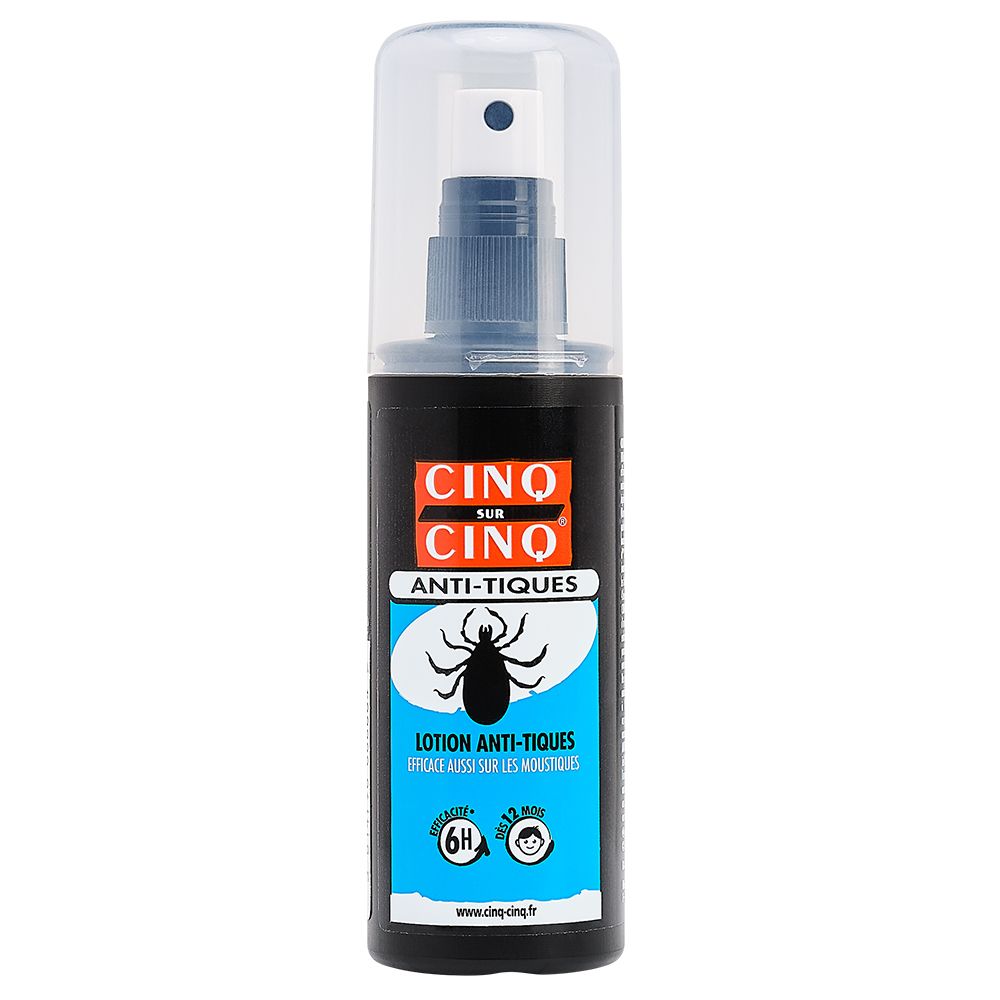 Flacon spray noir avec bouchon blanc. Étiquette avec nom du produit et illustration de tique. Éléments bleus et oranges.