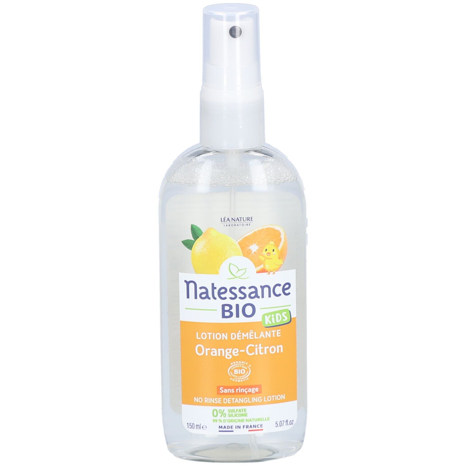 Transparante fles met verstuiver. Etiket met logo, sinaasappel-citroen illustratie en tekst: "Lotion Démêlante".