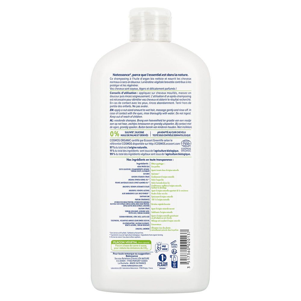 Dos du flacon de shampooing blanc. Texte sur les ingrédients, l'utilisation et les certifications. Certification bio.