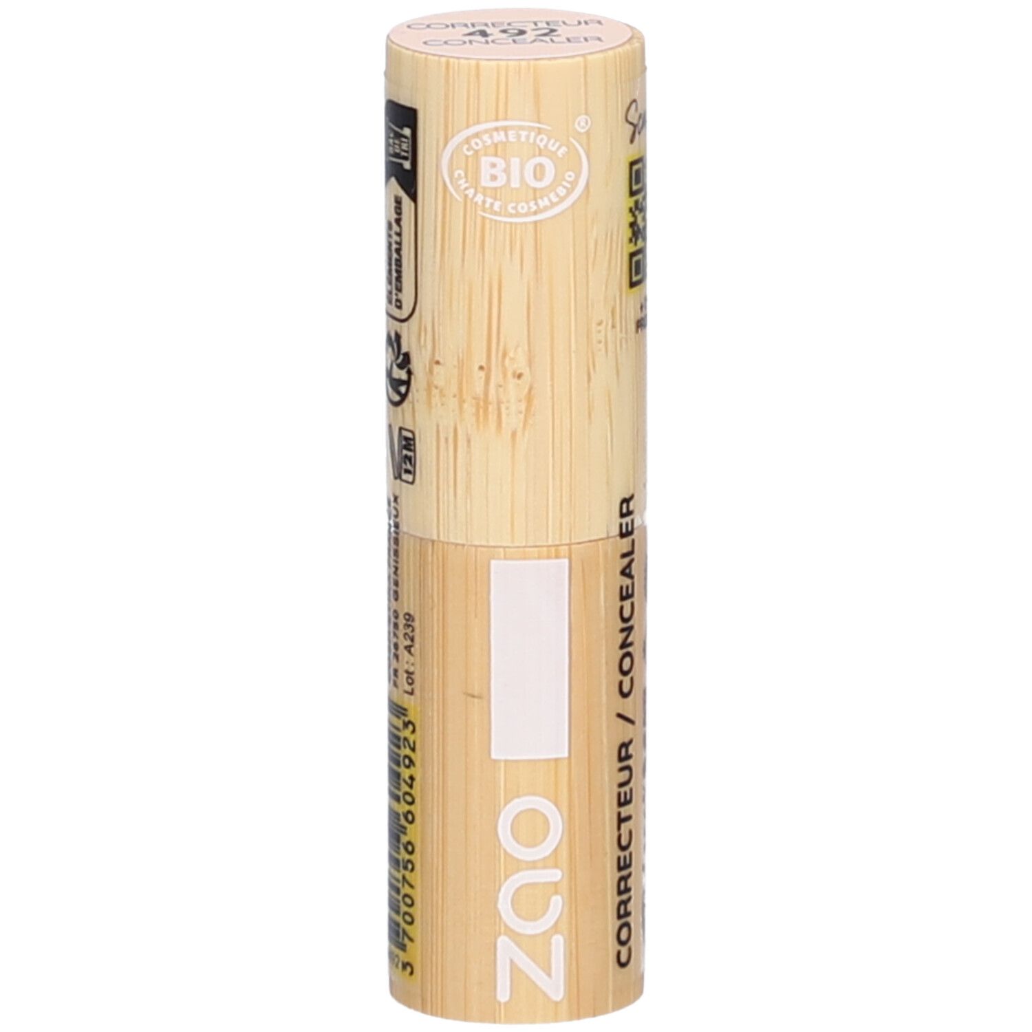 Cilindervormige concealer stick. Bamboe-look. Opschrift ZAO, CORRECTEUR / CONCEALER. Bio-certificering.
