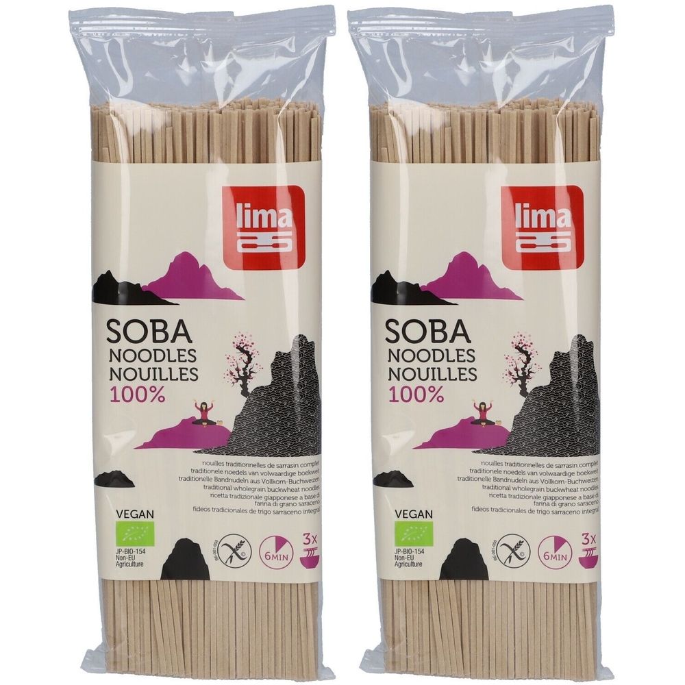 Twee verpakkingen biologische soba noodles. Opschrift: « Lima », « Soba Noodles Nouilles 100% », vegan keurmerk. Transparante verpakking met noodles.