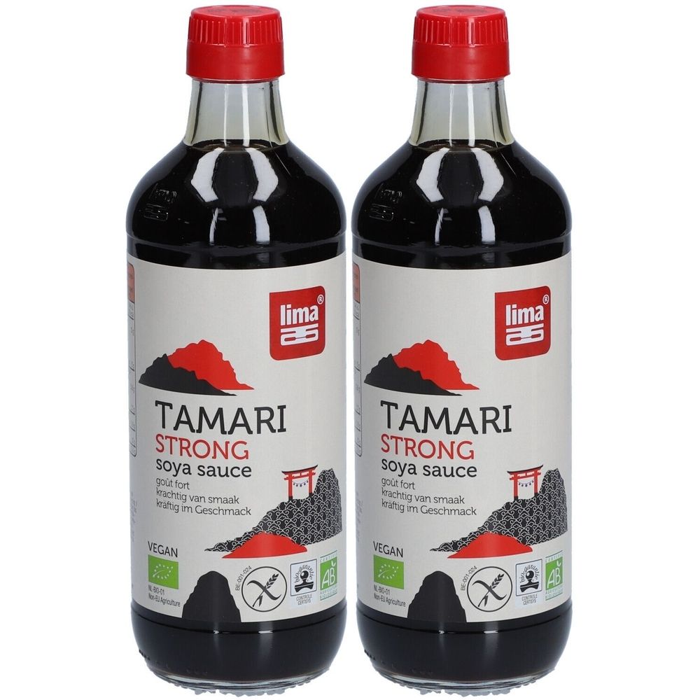 Twee flessen sojasaus met rode dop. Opschrift: TAMARI STRONG soya sauce. Merk: lima. Vegan-keurmerk.