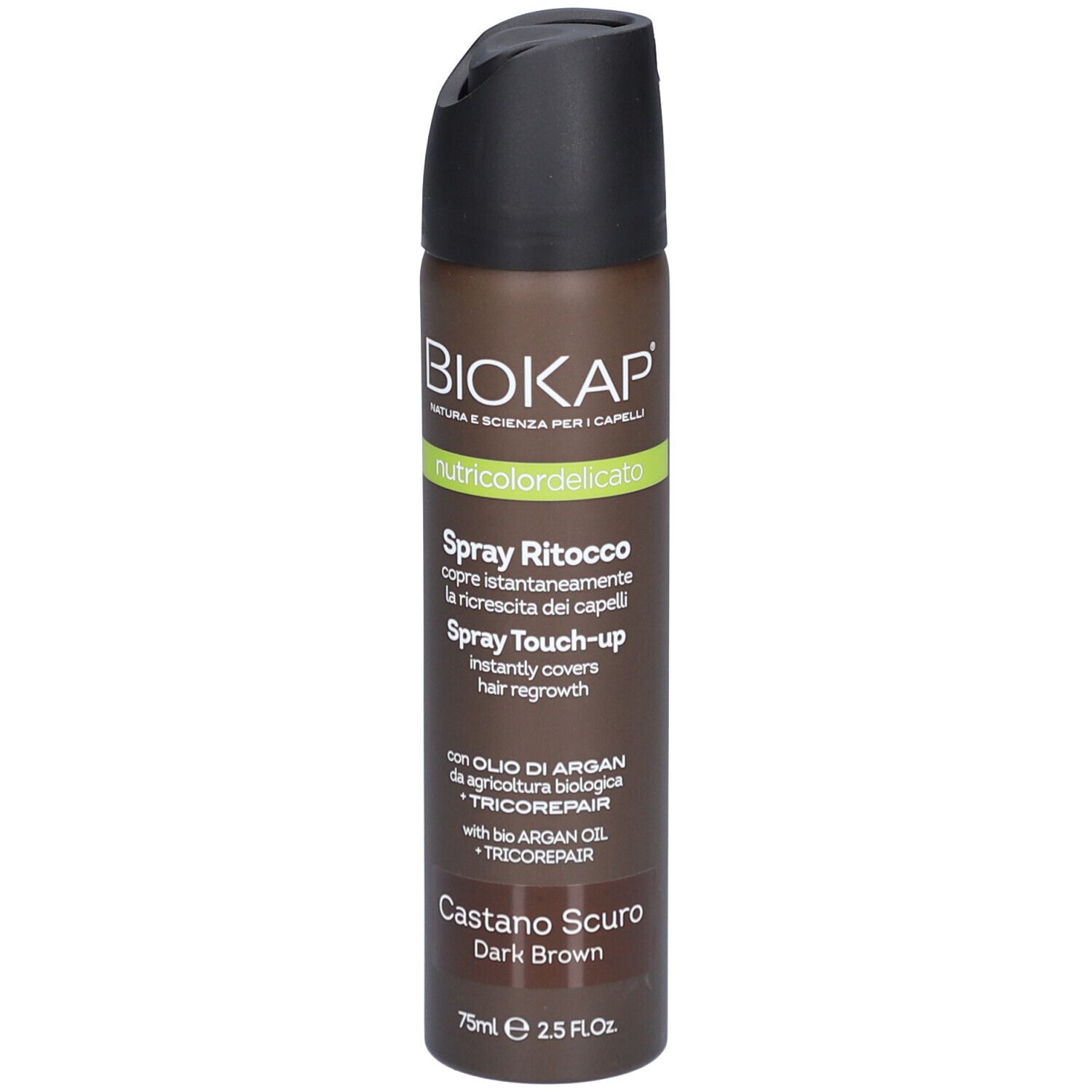 Biokap Spray Retouche Brun Foncé. La bouteille de spray marron a un bouchon noir. Le nom du produit, les ingrédients et les instructions d'utilisation sont indiqués sur la bouteille. La bouteille contient 75 ml.