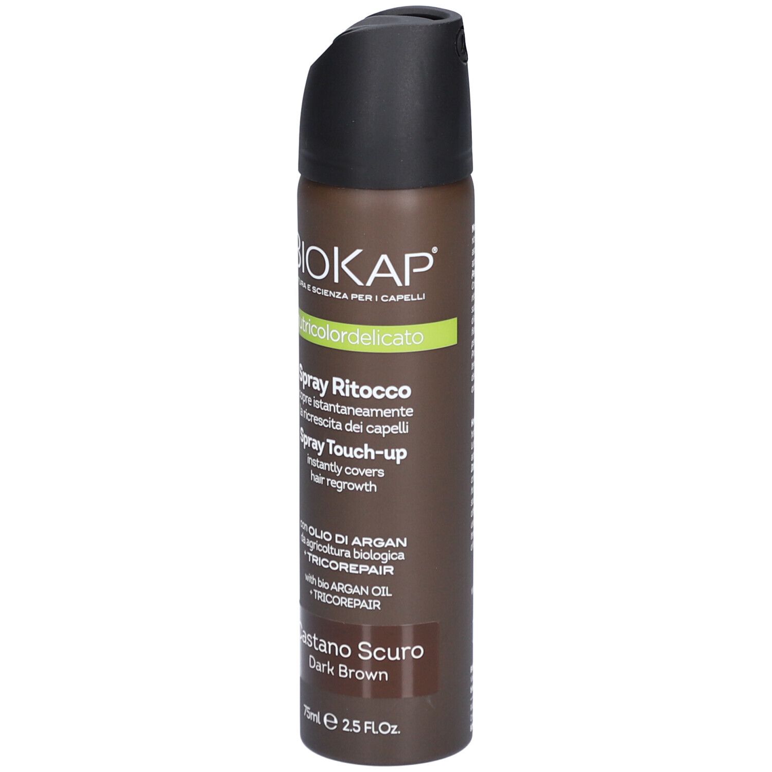 Biokap Spray Retouche Brun Foncé. La bouteille de spray marron a un bouchon noir. Le nom du produit, les ingrédients et les instructions d'utilisation sont indiqués sur la bouteille. La bouteille contient 75 ml.