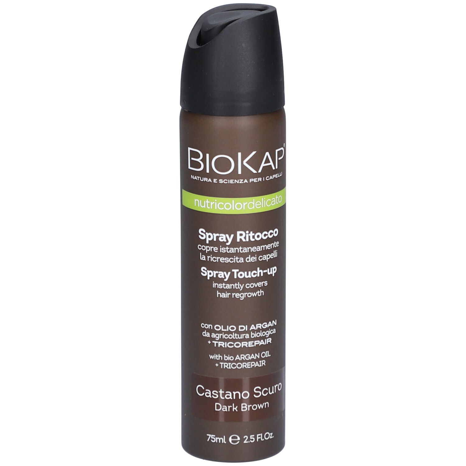 Biokap Spray Retouche Brun Foncé. La bouteille de spray marron a un bouchon noir. Le nom du produit, les ingrédients et les instructions d'utilisation sont indiqués sur la bouteille. La bouteille contient 75 ml.