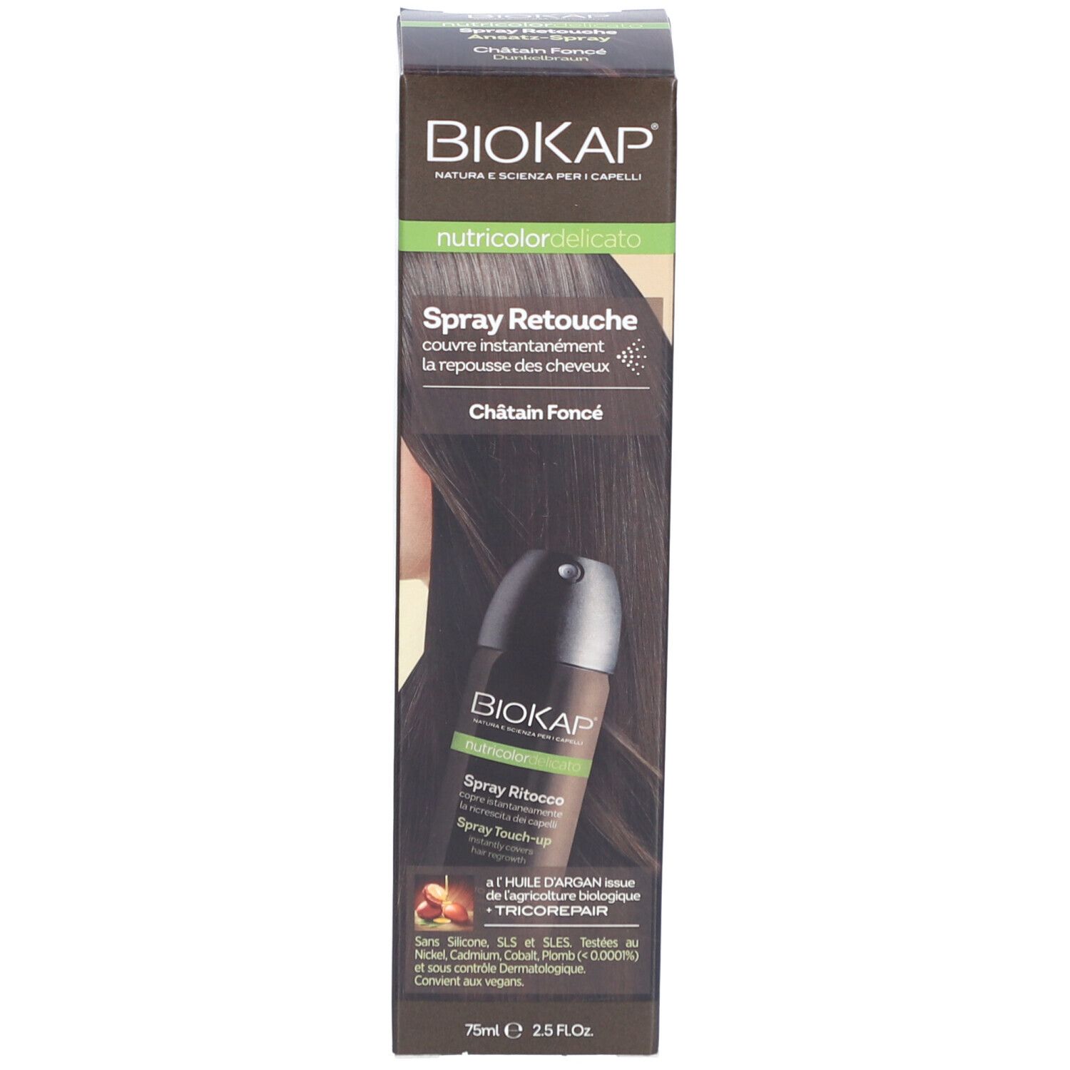 Biokap Spray Retouche Brun Foncé. La bouteille de spray marron est à côté de l'emballage du produit. Le nom du produit, les ingrédients et les instructions d'utilisation sont indiqués sur l'emballage. La bouteille contient 75 ml.