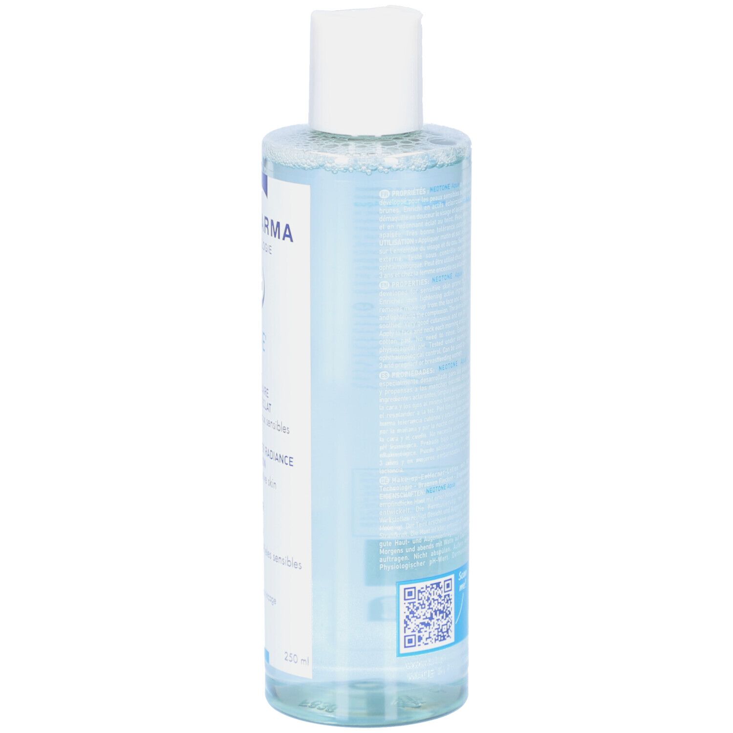 Achterkant van een transparante fles met huidverzorgingsoplossing. Tekst en barcode zichtbaar. Witte dop.