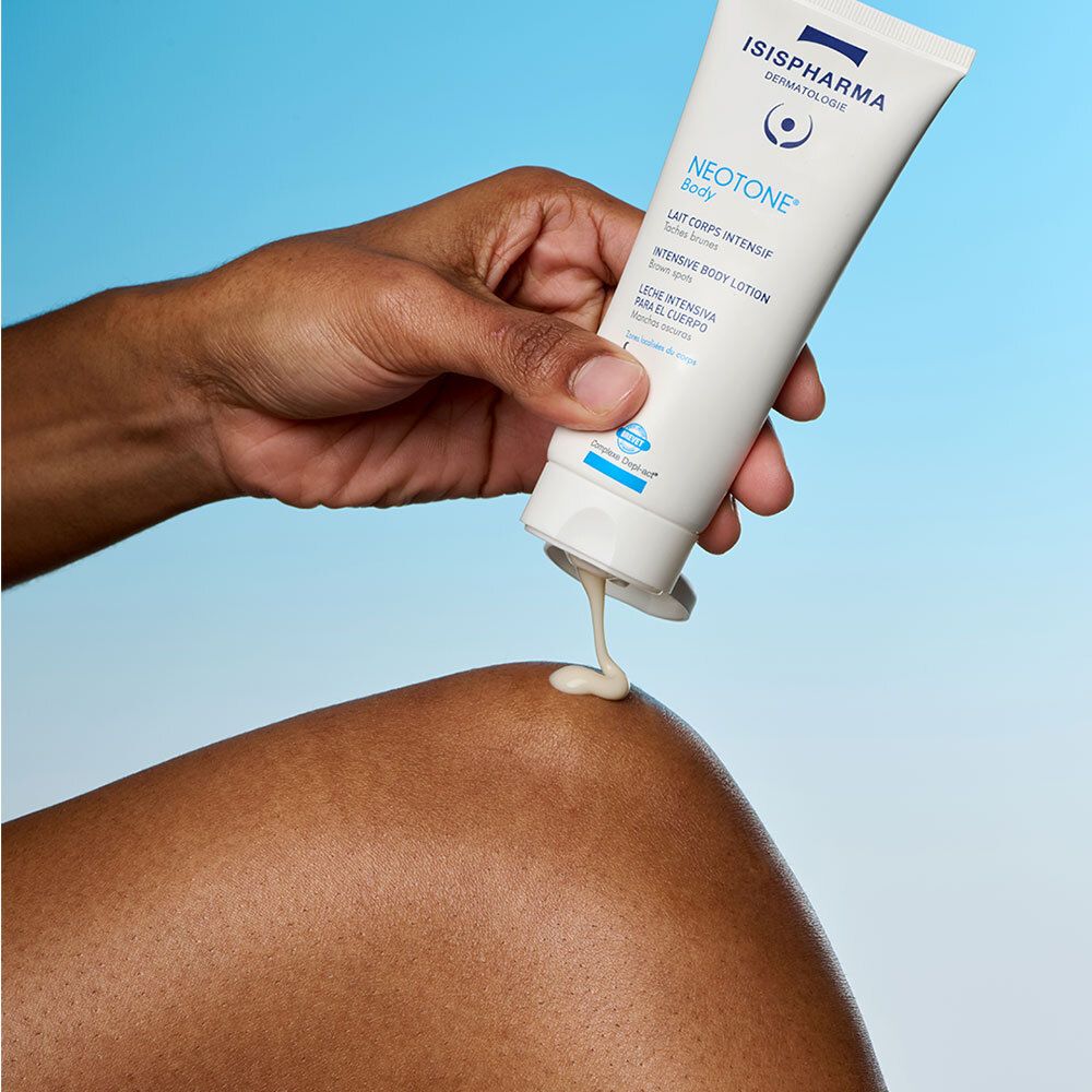 Personne appliquant ISISPHARMA NEOTONE Body sur la peau. Crème blanche sortant du tube.