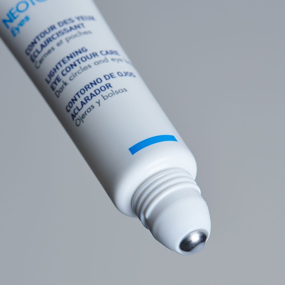 Witte tube met roll-on applicator. Productnaam: NEOTONE Eyes. Meertalige tekst. Blauwe streep.