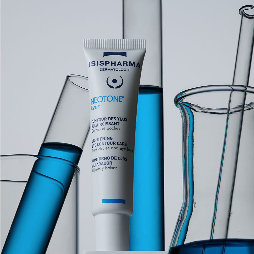 Witte tube met blauwe tekst. Productnaam: NEOTONE Eyes. Meertalige tekst. In laboratoriumomgeving.