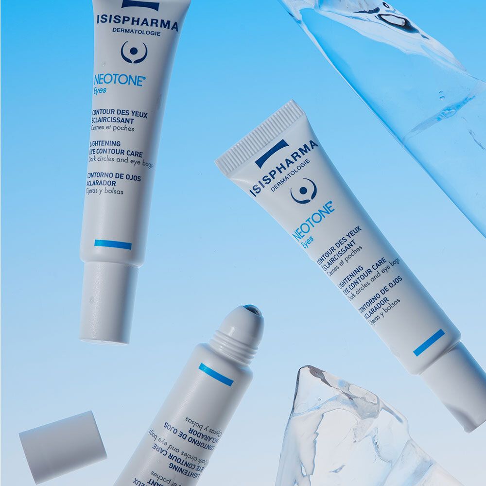 Meerdere witte tubes. Productnaam: NEOTONE Eyes. Meertalige tekst. Blauwe achtergrond. Water.