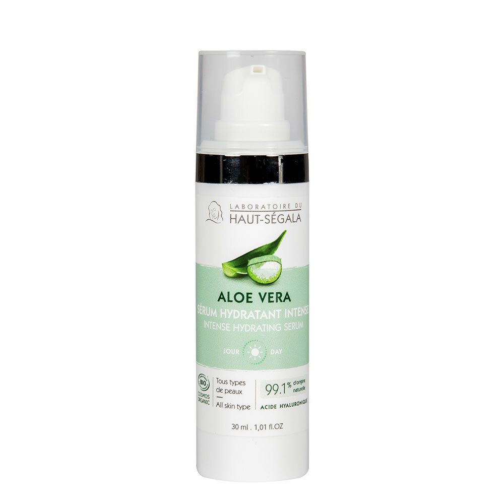 Wit-groene fles met pomp. Opschrift: Aloe Vera Serum, 99,1% ingrediënten van natuurlijke oorsprong. Bio-certificering.