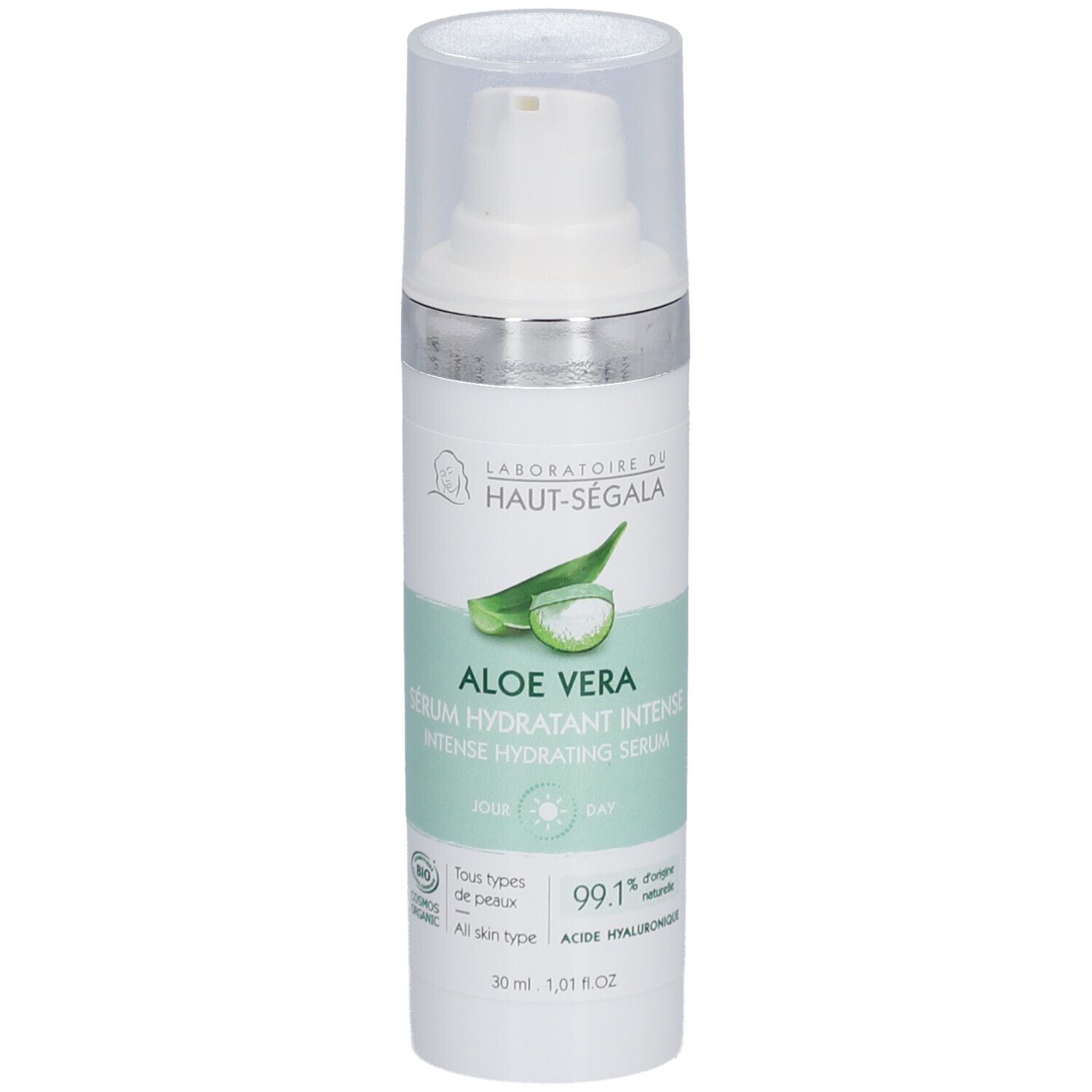 Wit-groene fles met pomp. Opschrift: Aloe Vera Serum, 99,1% ingrediënten van natuurlijke oorsprong. Bio-certificering.