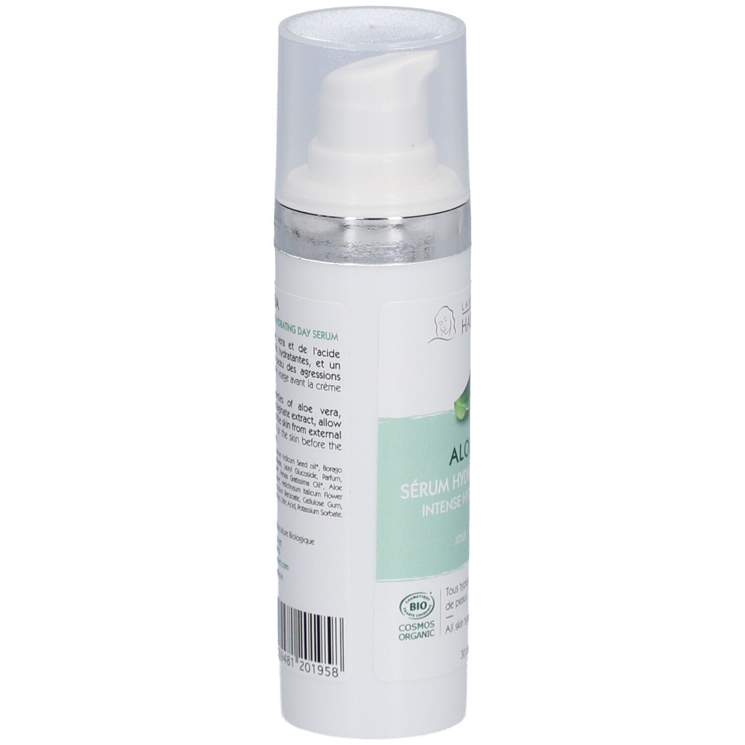 Wit-groene fles met pomp. Opschrift: Aloe Vera Serum, 99,1% ingrediënten van natuurlijke oorsprong. Bio-certificering.