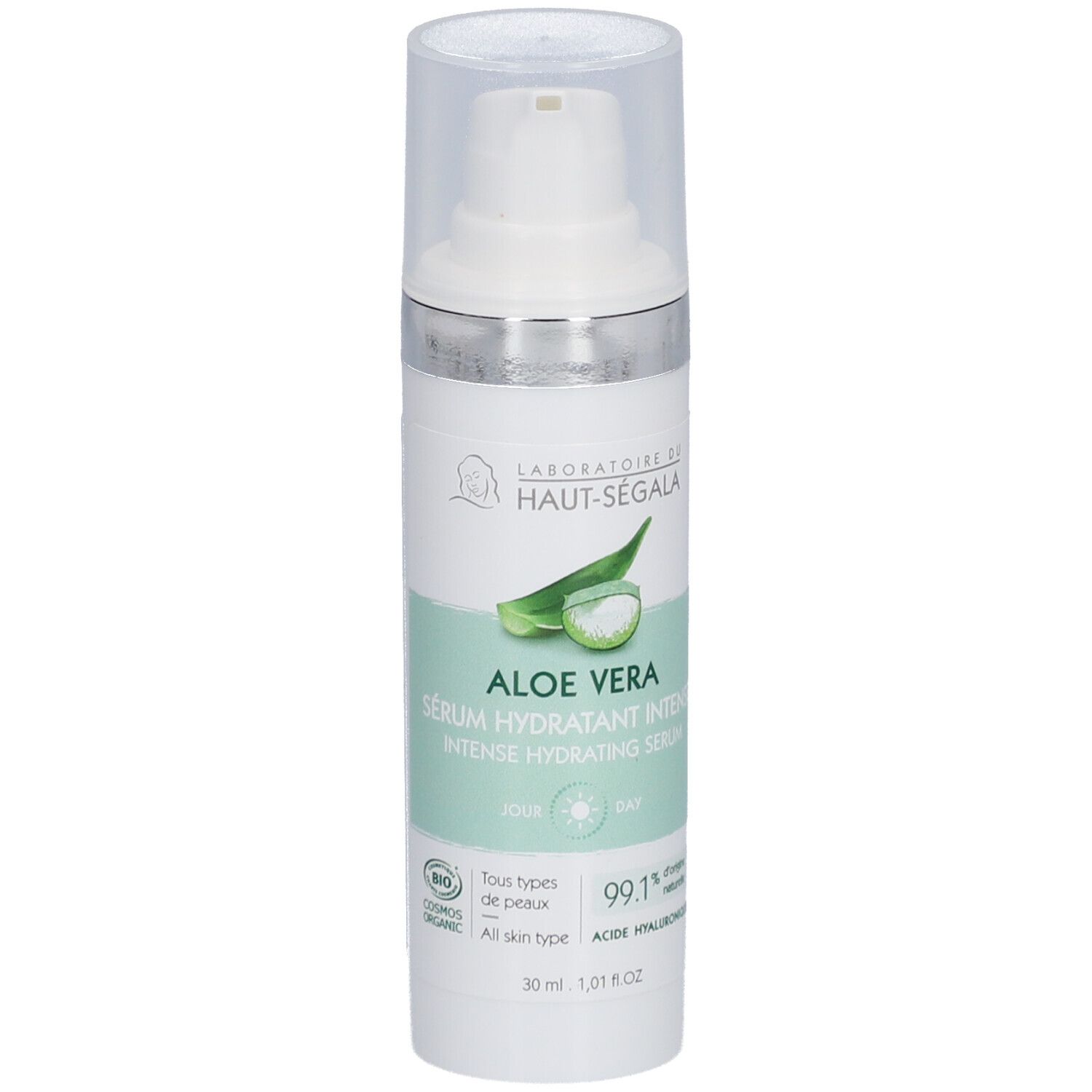 Wit-groene fles met pomp. Opschrift: Aloe Vera Serum, 99,1% ingrediënten van natuurlijke oorsprong. Bio-certificering.