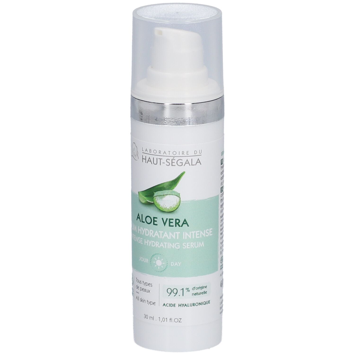 Wit-groene fles met pomp. Opschrift: Aloe Vera Serum, 99,1% ingrediënten van natuurlijke oorsprong. Bio-certificering.