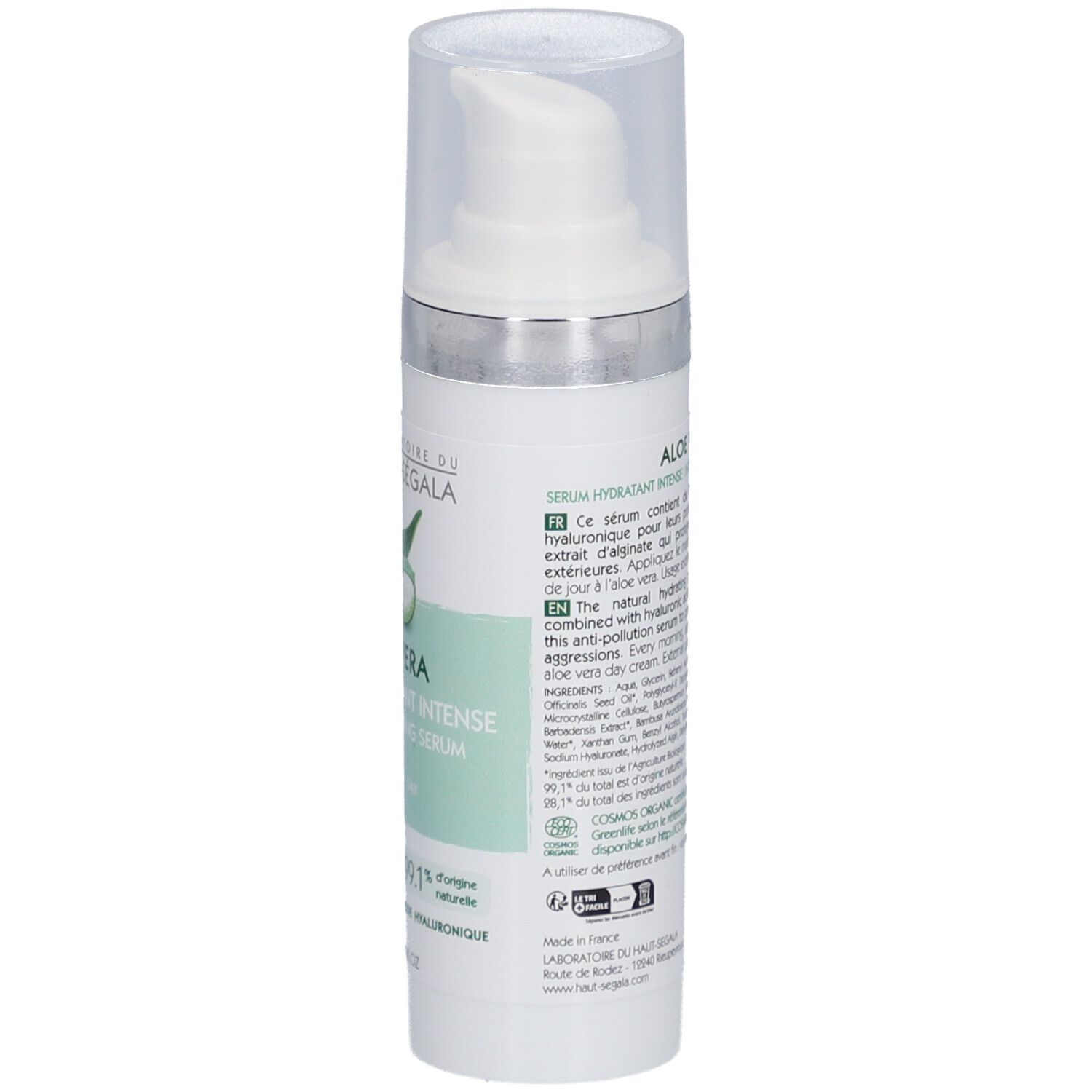 Wit-groene fles met pomp. Opschrift: Aloe Vera Serum, 99,1% ingrediënten van natuurlijke oorsprong. Bio-certificering.