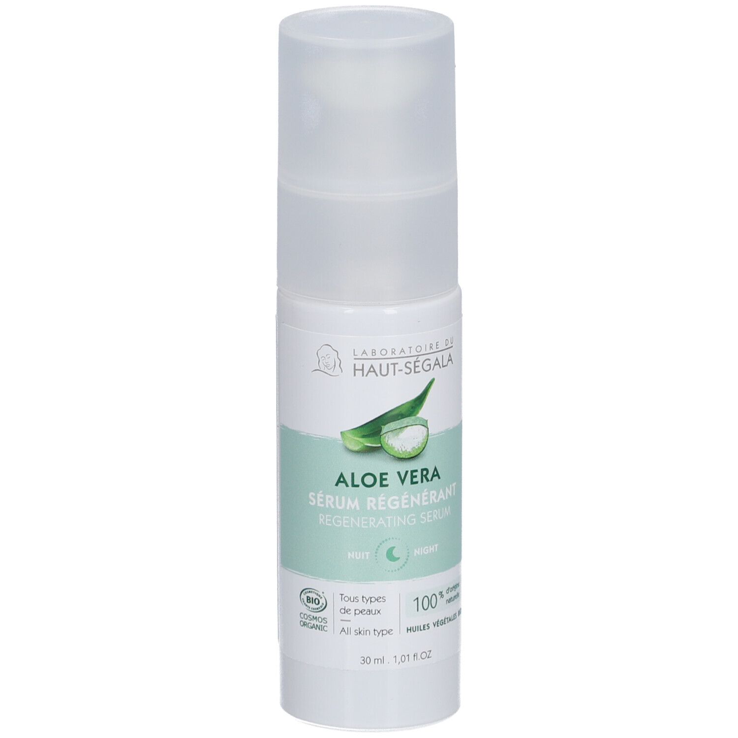 Flacon blanc avec étiquette verte. Inscription: Aloe Vera Sérum Régénérant. Certification bio.