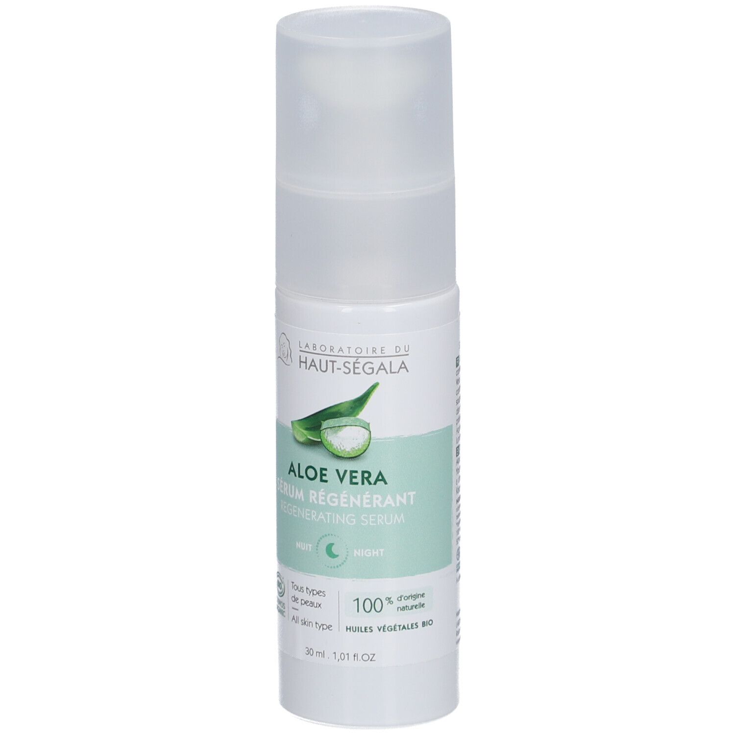 Flacon blanc avec étiquette verte. Inscription: Aloe Vera Sérum Régénérant. Certification bio.