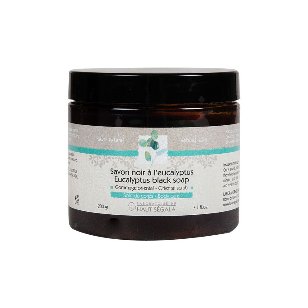 Bruine glazen pot met zwarte deksel. Opschrift: Savon noir à l'eucalyptus, Eucalyptus black soap, Gommage oriental, Soin du corps.