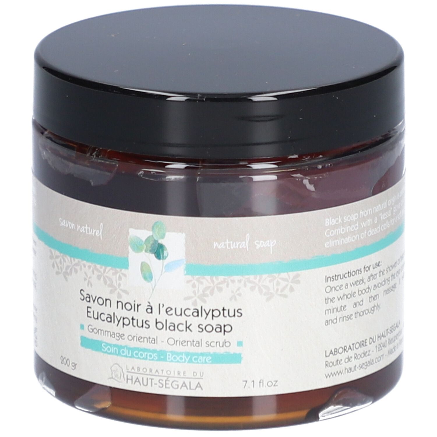 Bruine glazen pot met zwarte deksel. Opschrift: Savon noir à l'eucalyptus, Eucalyptus black soap, Gommage oriental, Soin du corps.