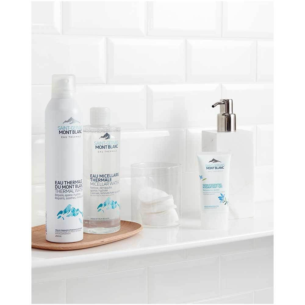 Verschillende producten op een plank. Flessen, spray, crème. Opschrift: Saint-Gervais MONT BLANC Eau Thermale.