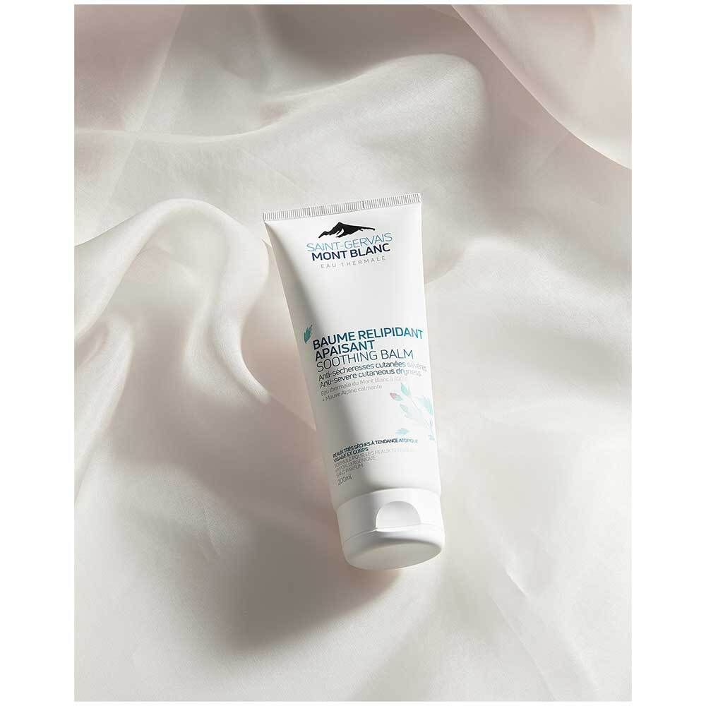 Witte tube op witte stof. Tekst: Baume Relipidant Apaisant, Soothing Balm. Merk: SAINT-GERVAIS Mont Blanc.