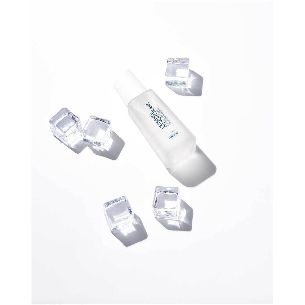 Flacon avec glaçons. Flacon en biais. Glaçons autour du flacon.