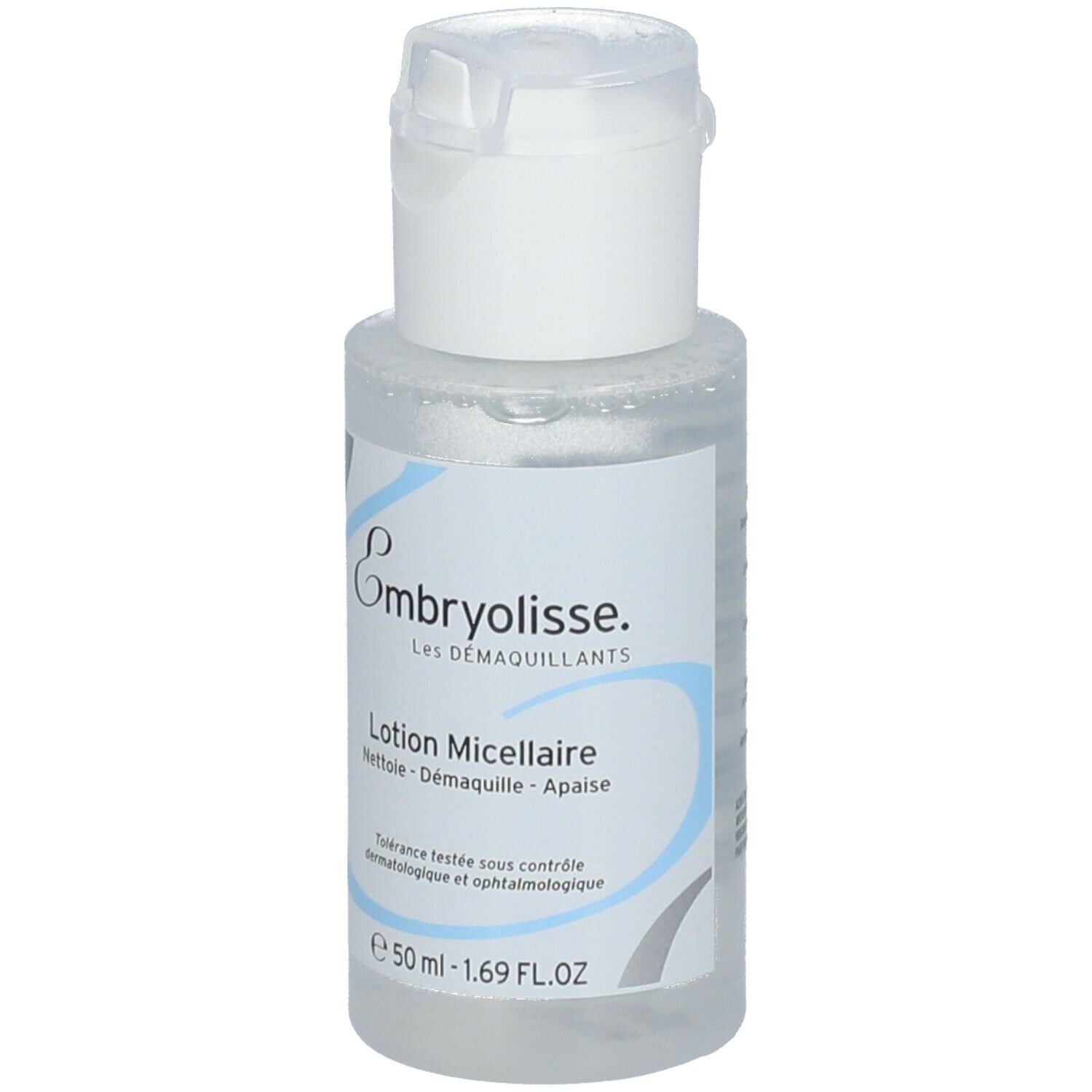 Transparante fles met witte klapdop. Opschrift: Embryolisse, Lotion Micellaire. Blauwe en grijze designelementen. Volume: 50 ml.