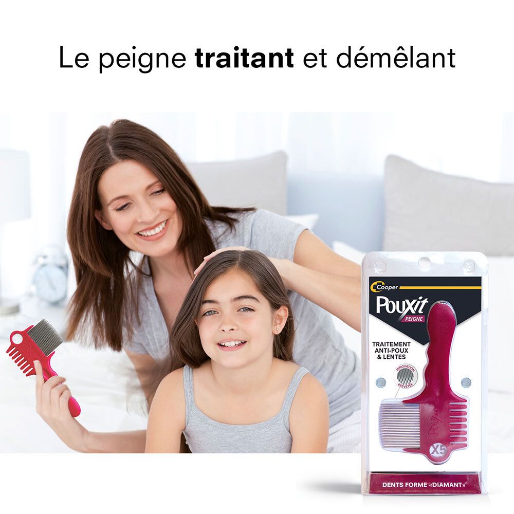 Vrouw kamt kind met rode kam. PouXit-product in verpakking. Tekst: « Traitement anti-poux & lentes ».