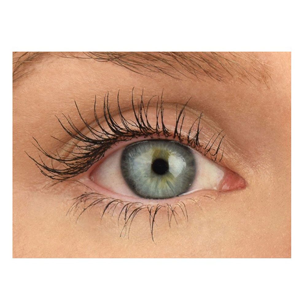 Œil avec cils maquillés. Iris bleu. Fond couleur peau.