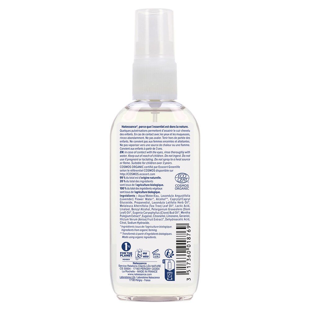 Achterkant van een transparante fles met verstuiver. Etiket met tekst, ingrediënten, bio-certificering en recycling symbolen.