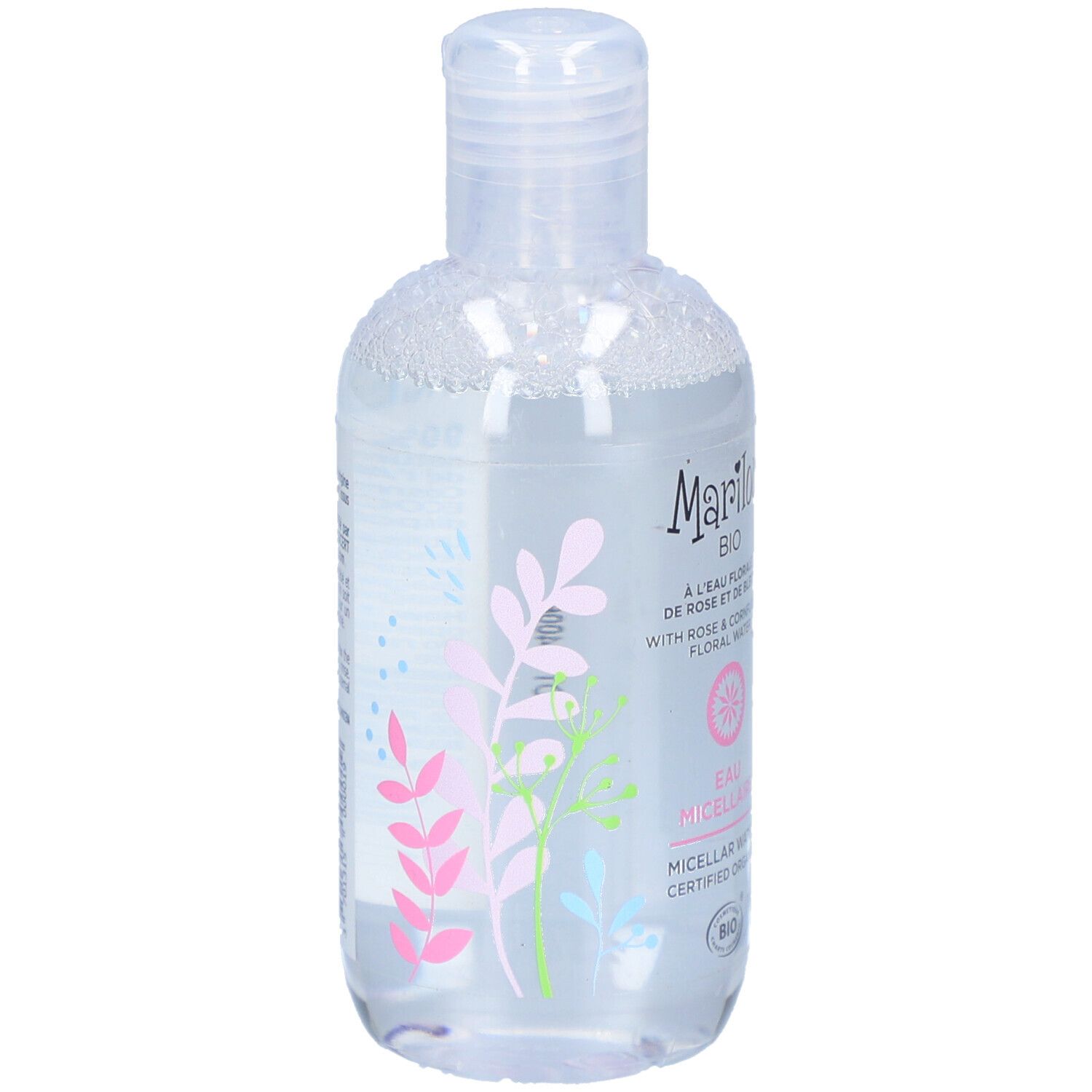 Transparante fles MARILOU BIO micellair water. Opschrift: A L'EAU FLORALE DE ROSE ET DE BLEUET. Met rozen- en korenbloemwater.