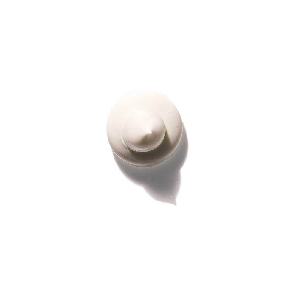Wit product, druppelvorm. Crème. Close-up. Op witte achtergrond.