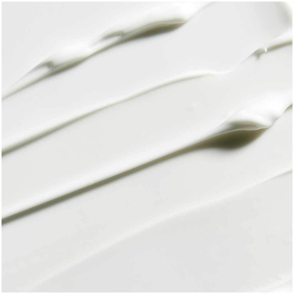 Wit product, strepen. Crème. Close-up. Op witte achtergrond.