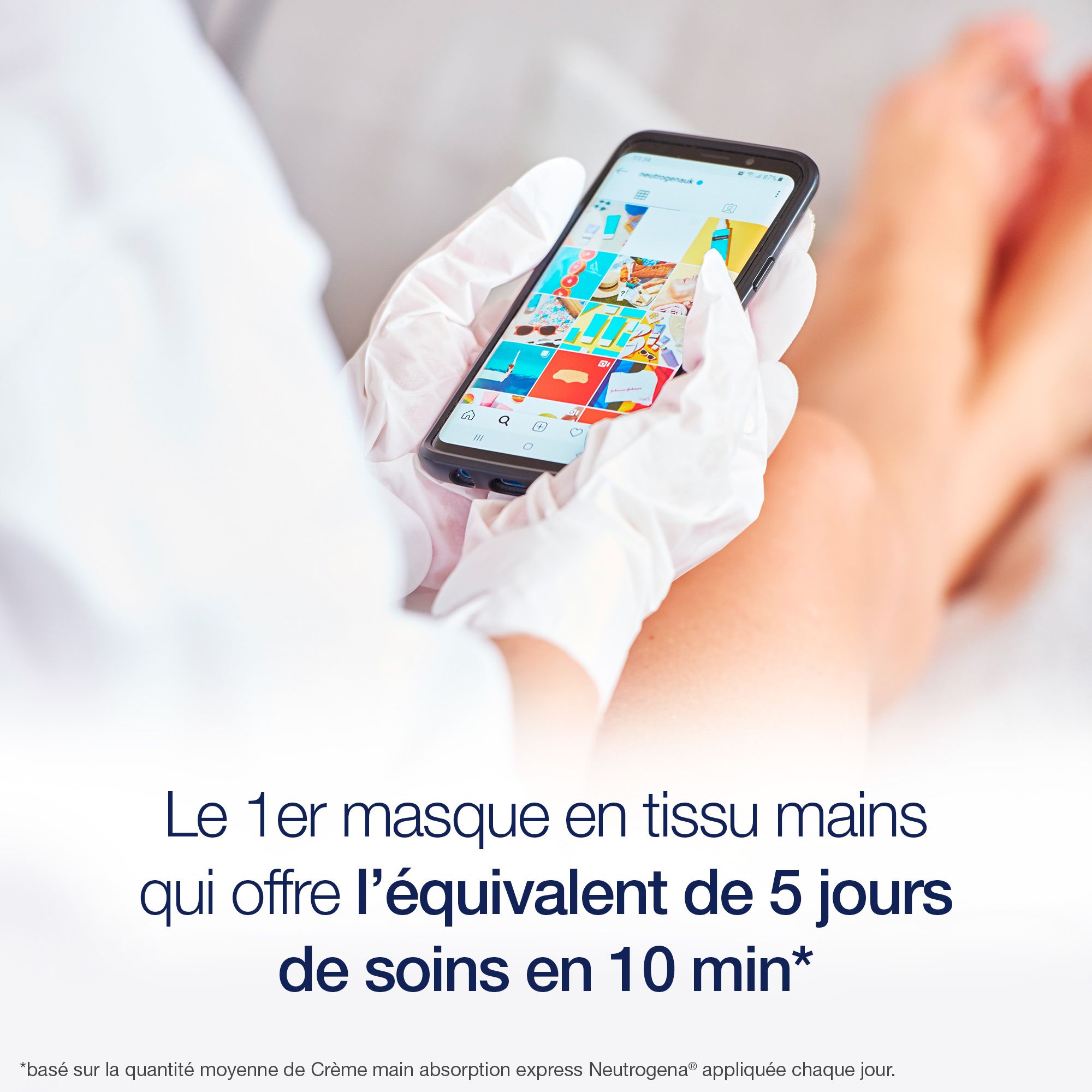 Personne avec des gants tenant un smartphone. Texte: 1er masque tissu mains offrant 5 jours de soin en 10 min.