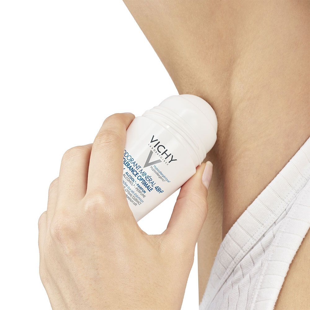 Application du roll-on Vichy. Produit appliqué sous l'aisselle. Flacon blanc, bouchon bleu.