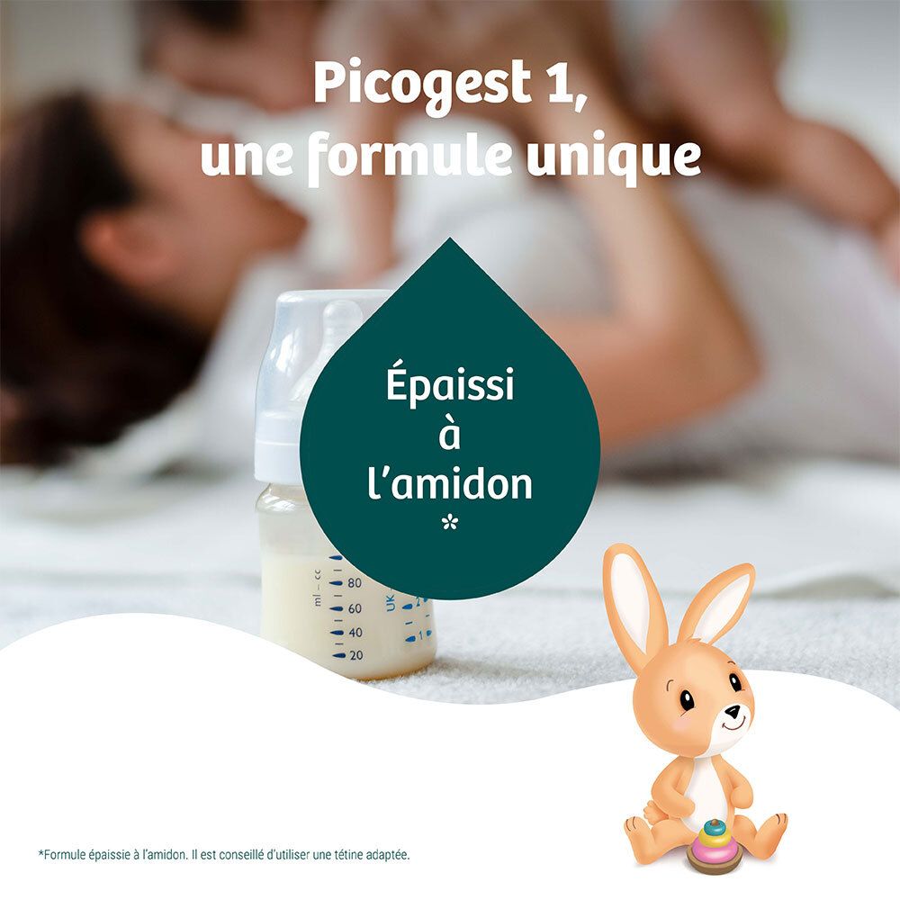 Picogest 1er âge : Biberon avec formule épaissie, mère en arrière-plan.