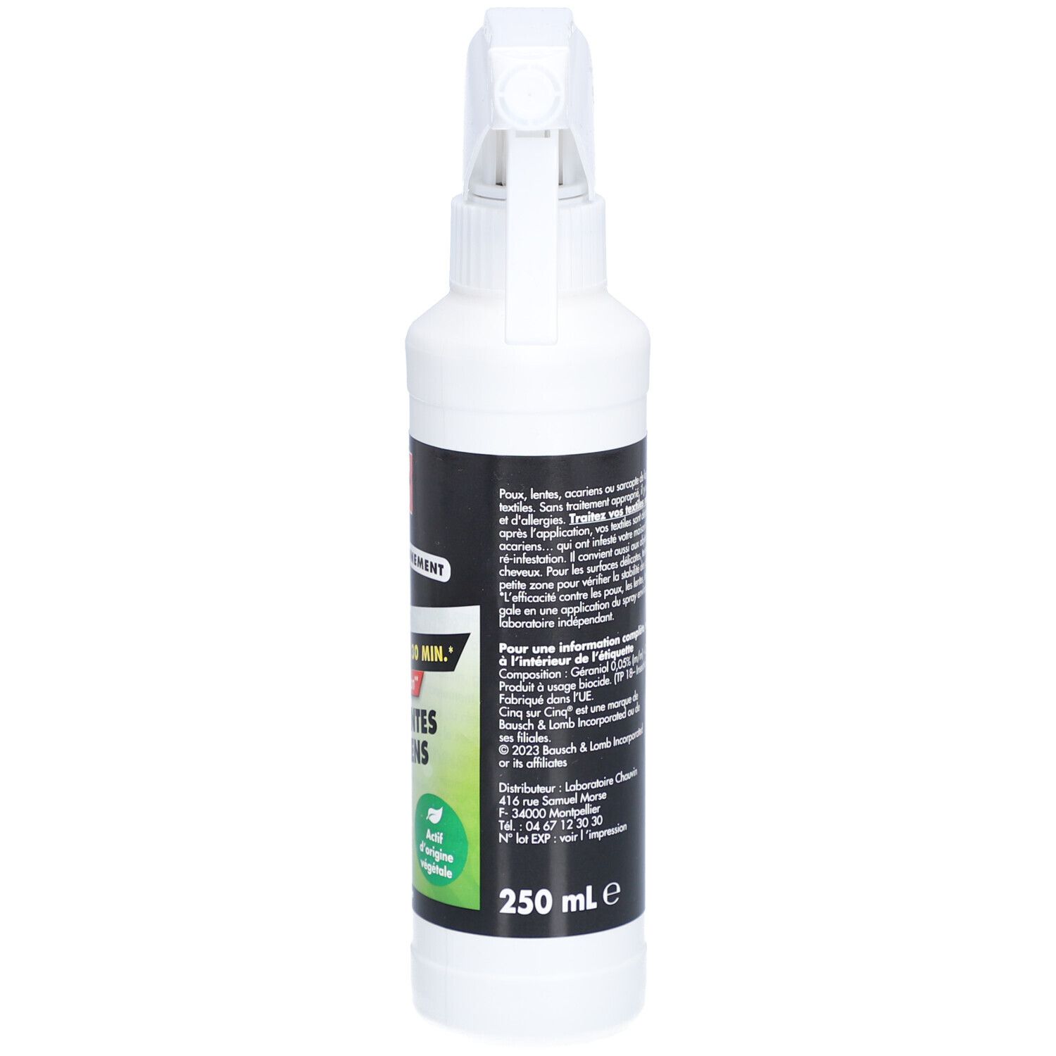 Flacon spray blanc avec étiquette noire. Texte en français. CINQ SUR CINQ Spray Environnement. 250 ml.