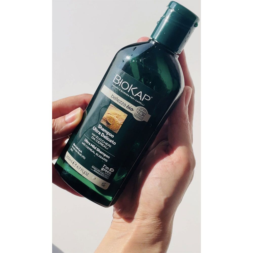 BIOKAP Bellezza Bio Shampooing Ultra Délicat. Groene fles in hand. Met tekst.