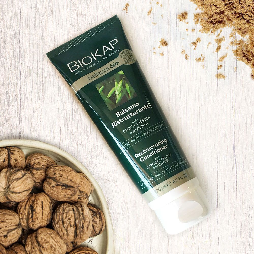 BIOKAP Balsamo Ristrutturante. Tube, groen, wit. Tekst: Balsamo Ristrutturante, Restructuring Conditioner. Walnoten en haver.