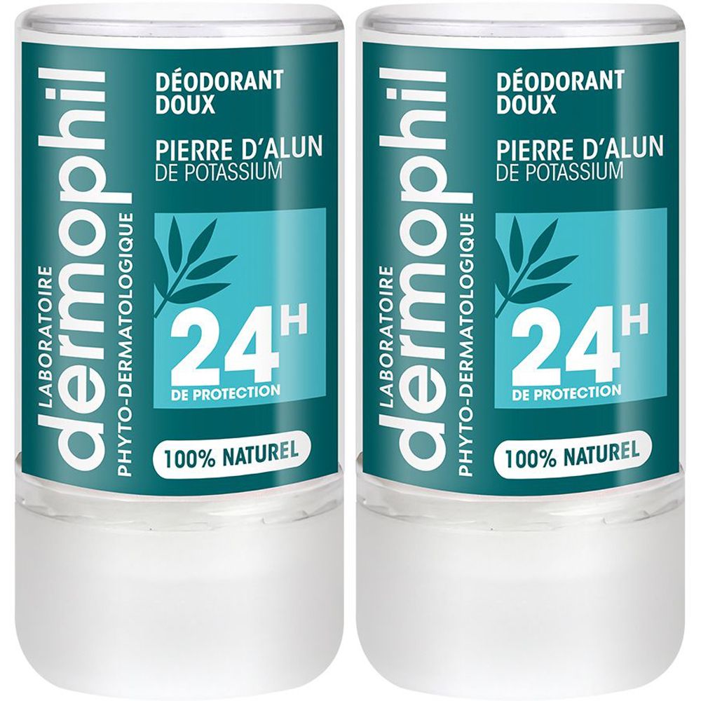 Deux sticks de déodorant avec étiquette verte et blanche. Inscription: Dermophil, protection 24H, 100% naturel. Contient pierre d'alun.