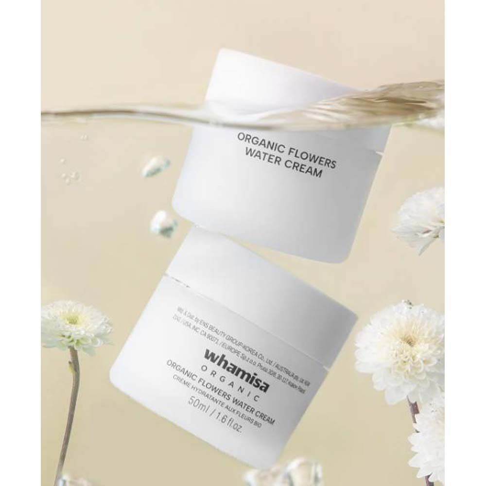 Deux pots blancs dans l'eau. Inscription: ORGANIC FLOWERS WATER CREAM.