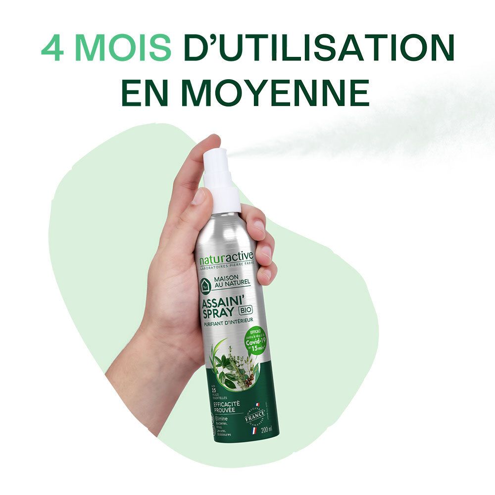 Main tenant un flacon spray. Texte: 4 MOIS D'UTILISATION EN MOYENNE. Fond vert.