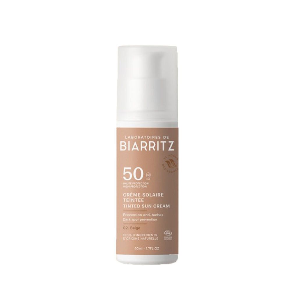 Crème solaire teintée SPF50, Beige. Flacon avec pompe. Inscriptions: Laboratoire de Biarritz, Crème Solaire Teintée, 50, Beige.