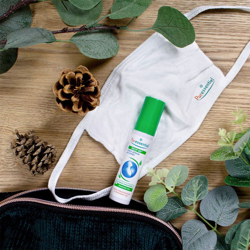 Spray Resp'OK® PURESSENTIEL, masque, pomme de pin. Sur bois, avec feuilles et sac.