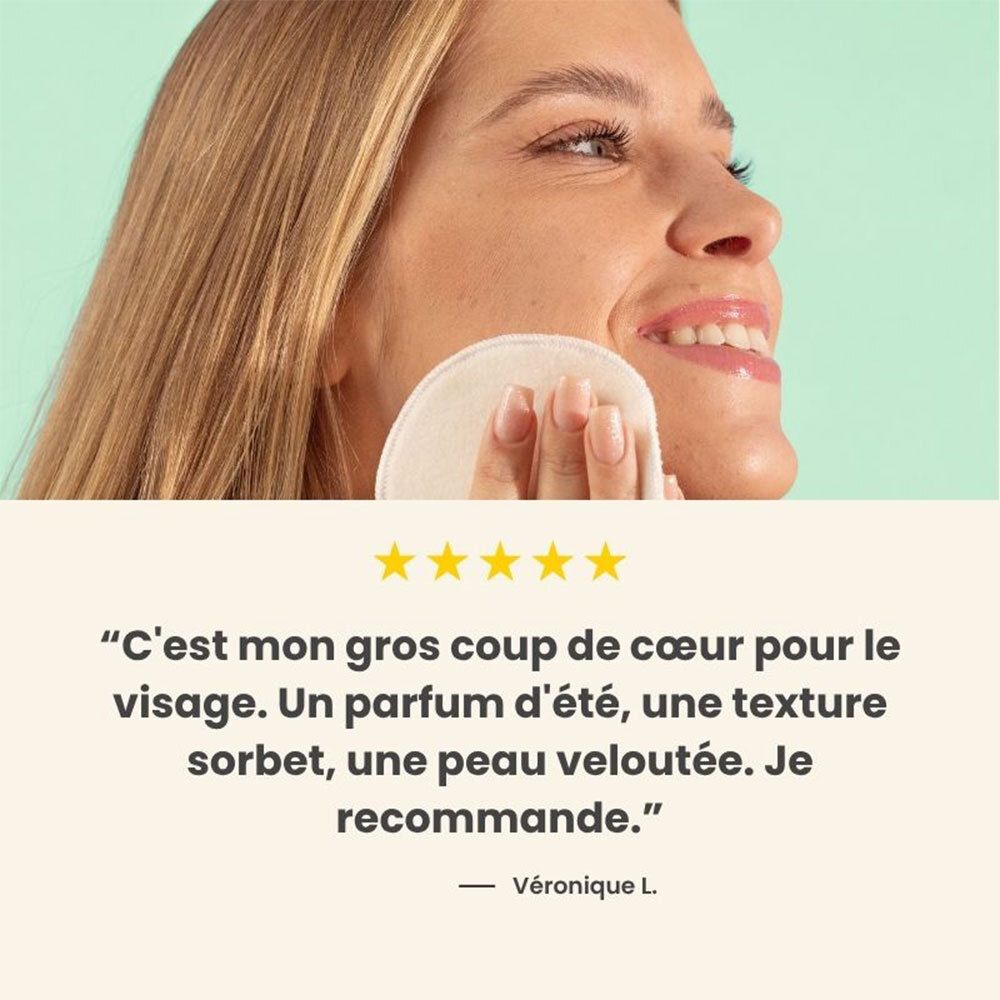 Vrouw met wattenschijfje. Citaat: C'est mon gros coup de cœur pour le visage. Un parfum d'été, une texture sorbet, une peau veloutée.