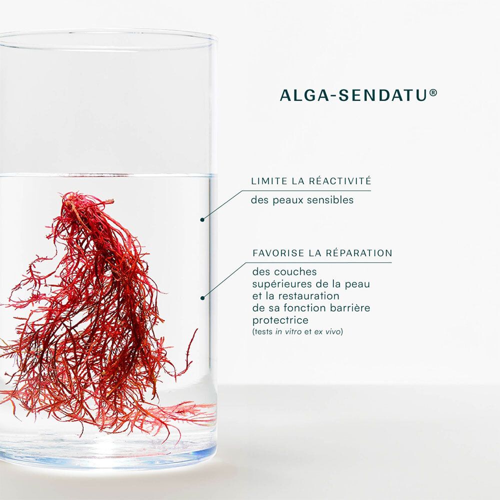 Glas met rood algenmateriaal. Tekst: ALGA-SENDATU®, beperkt de reactiviteit, bevordert herstel.