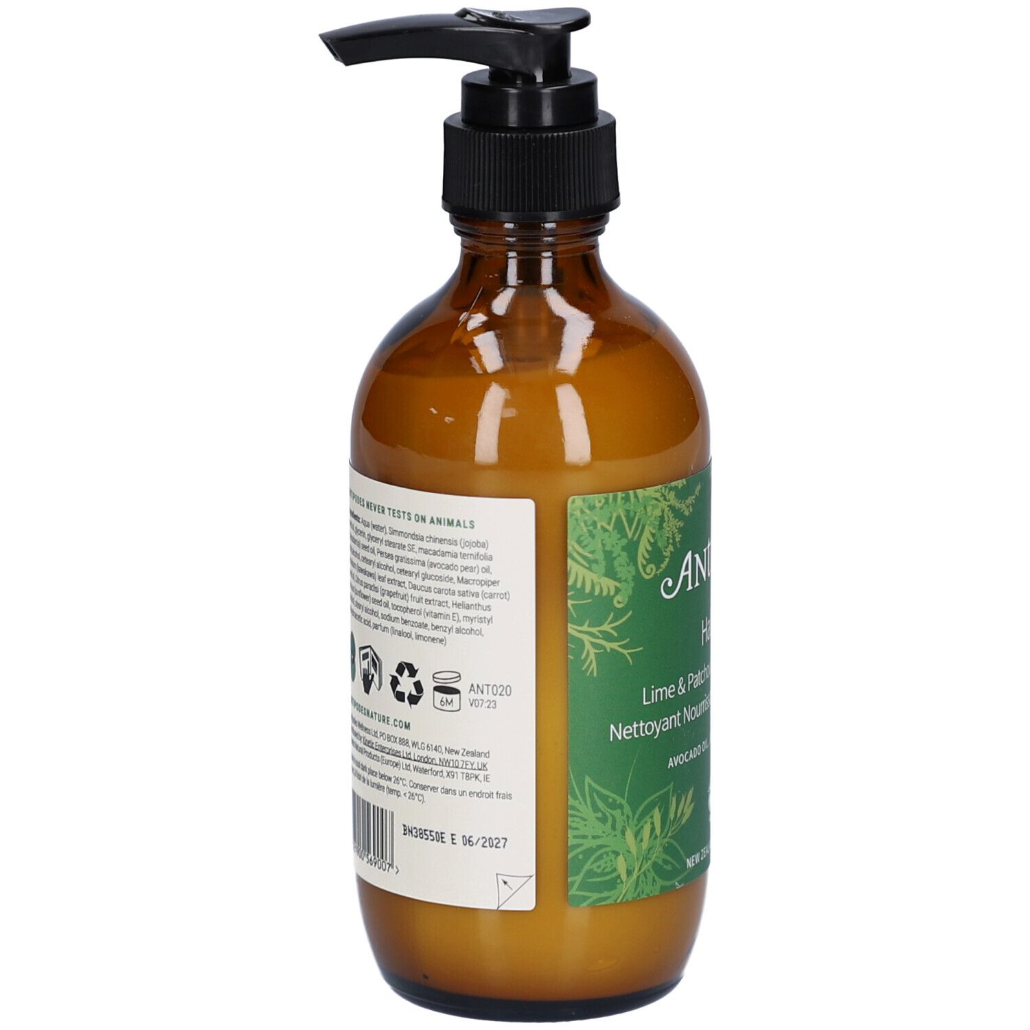 Bruine glazen fles, zijaanzicht. Etiket met productinfo, ingrediënten en recycling symbolen. Zwarte pomp.